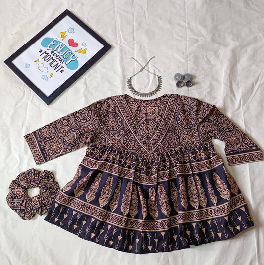 Short top , v neck , cotton printed fabric & 1 scrunchie free